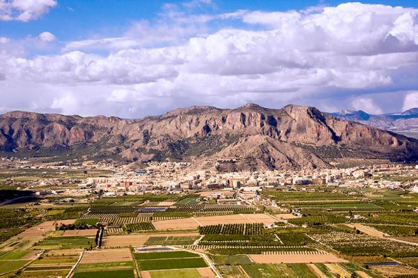 Orihuela-al-pie-de-la-sierra-que-lleva-su-nombre